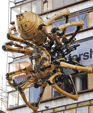 15米長巨型蜘蛛機械裝置亮相城市樓宇，創意藝術引發熱議